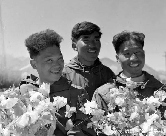 △1960年5月25日凌晨4點(diǎn)20分,中國(guó)登山隊(duì)隊(duì)員成功登上珠穆朗瑪峰。(右起)王富洲、貢布(藏族)和屈銀華。